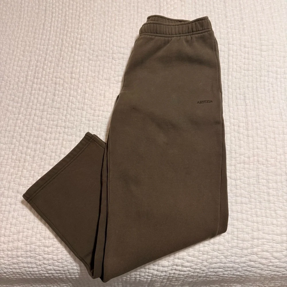 aritzia mega straight sweatpants - Picture 2 of 3